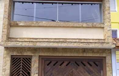 Imagem: A casa possui 3 Dormitórios, 2 Banheiros, 2 Vagas na garagem