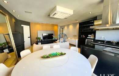 Imagem: A casa possui 3 Dormitórios, 4 Banheiros, 2 Vagas na garagem