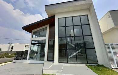 Imagem: A casa em condomínio possui 3 Dormitórios, 2 Banheiros, 4