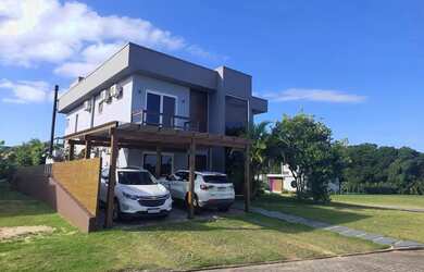 Imagem: A casa possui 5 Dormitórios, 4 Banheiros, 5 Vagas na garagem