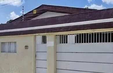 Imagem: A casa possui 3 Dormitórios, 2 Banheiros, 2 Vagas na garagem