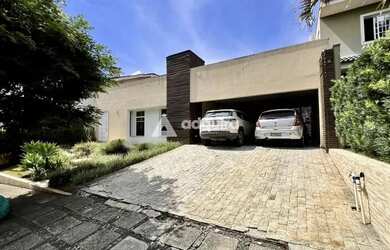 Imagem: A casa possui 3 Dormitórios, 3 Banheiros, 2 Vagas na garagem