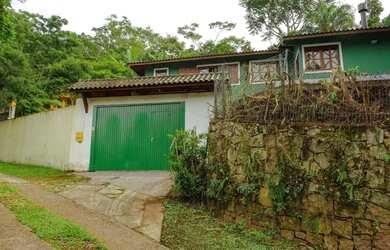 Imagem: A casa possui 4 Dormitórios, 5 Banheiros, 4 Vagas na garagem