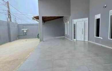 Imagem: A casa possui 3 Dormitórios, 2 Banheiros, 2 Vagas na garagem