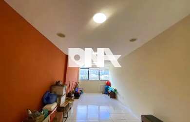 Imagem: O depósito possui 1 Vaga na garagem e 32m² de Área e está