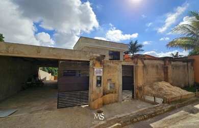 Imagem: A casa possui 4 Dormitórios, 4 Banheiros, 5 Vagas na garagem