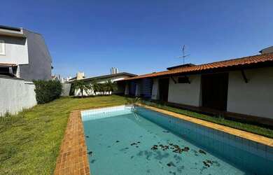 Imagem: A casa possui 4 Dormitórios, 3 Banheiros, 2 Vagas na garagem