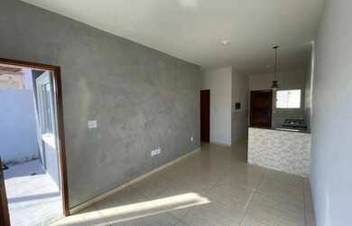 Imagem: A casa possui 2 Dormitórios, 1 Banheiro, 2 Vagas na garagem