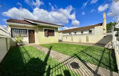 Imagem: A casa possui 3 Dormitórios, 2 Banheiros, 2 Vagas na garagem