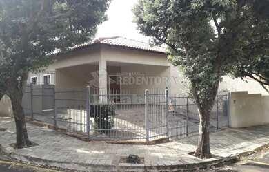 Imagem: A casa possui 3 Dormitórios, 4 Banheiros, 3 Vagas na garagem