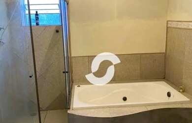 Imagem: A casa possui 3 Dormitórios, 1 Banheiro, 2 Vagas na garagem