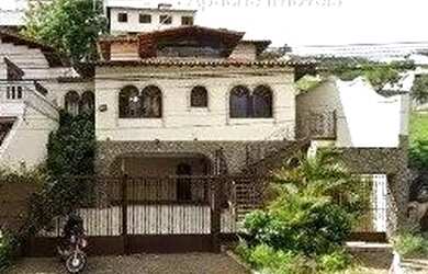 Imagem: A casa possui 3 Dormitórios, 5 Banheiros, 4 Vagas na garagem