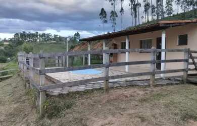 Imagem: A casa possui 2 Dormitórios, 2 Banheiros e 100000m² de Área