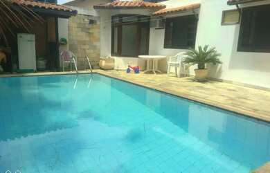 Imagem: A casa em condomínio possui 5 Dormitórios, 3 Banheiros, 2