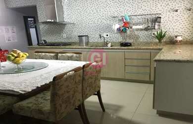 Imagem: A casa à venda possui 2 Dormitórios, 2 Banheiros, 4 Vagas