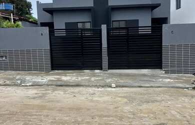 Imagem: A casa possui 3 Dormitórios, 2 Banheiros, 1 Vaga na garagem