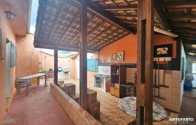 Imagem: A casa possui 3 Dormitórios, 3 Banheiros, 4 Vagas na garagem