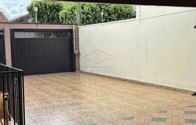 Imagem: A casa possui 2 Dormitórios, 2 Banheiros, 4 Vagas na garagem