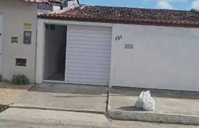 Imagem: A casa possui 2 Dormitórios, 2 Banheiros, 1 Vaga na garagem