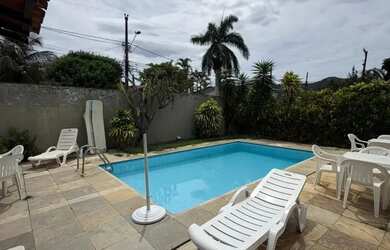 Imagem: A casa possui 3 Dormitórios, 4 Banheiros, 2 Vagas na garagem