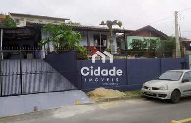 Imagem: A casa possui 3 Dormitórios, 2 Banheiros, 1 Vaga na garagem