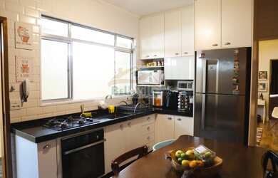 Imagem: A casa possui 3 Dormitórios, 1 Banheiro, 2 Vagas na garagem