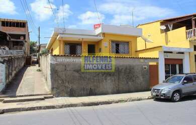 Imagem: A casa possui 3 Dormitórios, 1 Banheiro, 1 Vaga na garagem