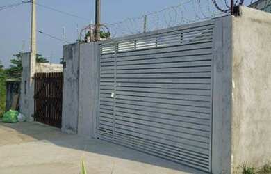 Imagem: A casa possui 2 Dormitórios, 1 Banheiro, 2 Vagas na garagem