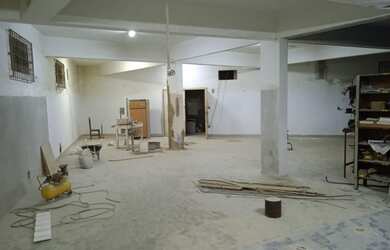 Imagem: O depósito possui 5 Vagas na garagem, 450m² de Área e está