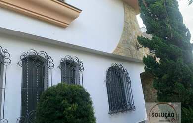 Imagem: A casa possui 3 Dormitórios, 3 Banheiros, 5 Vagas na garagem