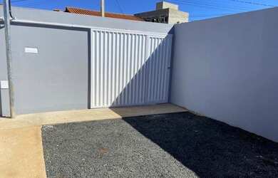 Imagem: A casa possui 2 Dormitórios, 1 Banheiro, 2 Vagas na garagem