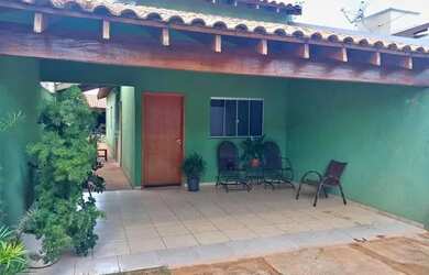 Imagem: A casa possui 3 Dormitórios, 1 Banheiro, 1 Vaga na garagem