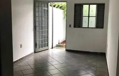 Imagem: A casa possui 2 Dormitórios, 1 Banheiro, 1 Vaga na garagem