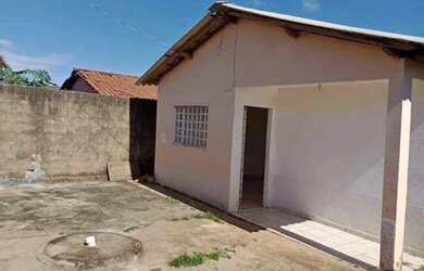 Imagem: A casa possui 3 Dormitórios, 1 Banheiro, 2 Vagas na garagem