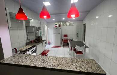 Imagem: A casa possui 3 Dormitórios, 2 Banheiros, 2 Vagas na garagem