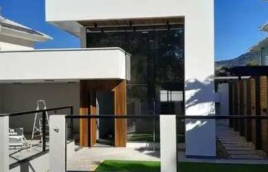 Imagem: A casa possui 3 Dormitórios, 3 Banheiros, 2 Vagas na garagem