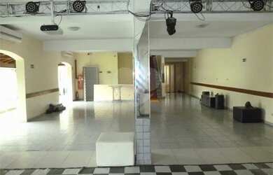 Imagem: O depósito para alugar possui e está localizado em Freguesia