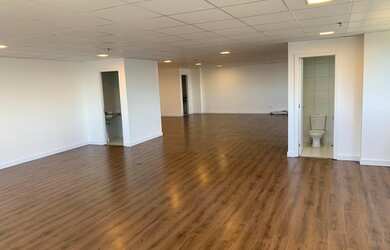 Imagem: O depósito possui 4 Vagas na garagem, 157m² de Área e está