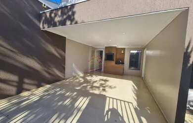 Imagem: A casa possui 3 Dormitórios, 2 Banheiros, 2 Vagas na garagem