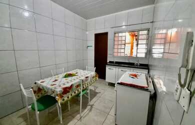 Imagem: A casa possui 3 Dormitórios, 2 Banheiros, 4 Vagas na garagem