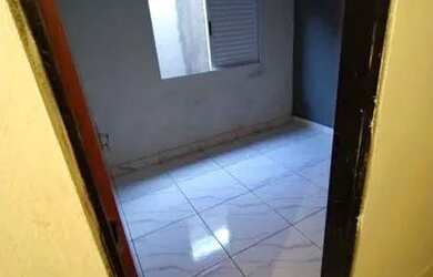 Imagem: A casa possui 3 Dormitórios, 1 Banheiro, 1 Vaga na garagem