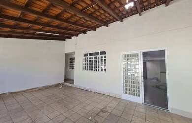 Imagem: A casa possui 2 Dormitórios, 2 Banheiros, 2 Vagas na garagem