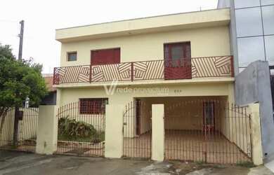 Imagem: A casa possui 4 Dormitórios, 3 Banheiros, 4 Vagas na garagem