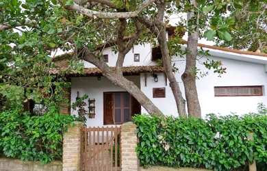 Imagem: A casa possui 3 Dormitórios, 3 Vagas na garagem e está localizado