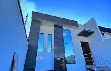 Imagem: A casa possui 3 Dormitórios, 2 Banheiros, 2 Vagas na garagem