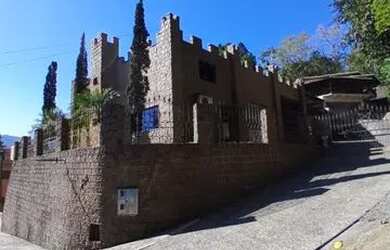 Imagem: A casa possui 3 Dormitórios, 2 Banheiros, 2 Vagas na garagem