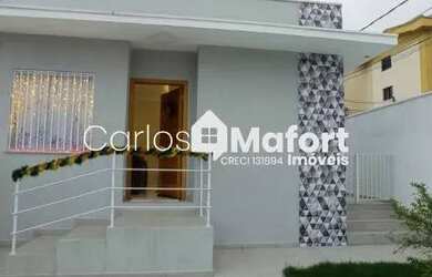 Imagem: A casa possui 3 Dormitórios, 2 Banheiros, 2 Vagas na garagem