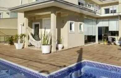 Imagem: A casa em condomínio possui 4 Dormitórios, 3 Banheiros, 4