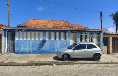Imagem: A casa possui 3 Dormitórios, 2 Banheiros, 3 Vagas na garagem