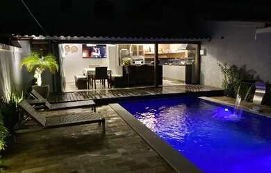 Imagem: A casa possui 3 Dormitórios, Acomodam 10 pessoas e 2 Vagas